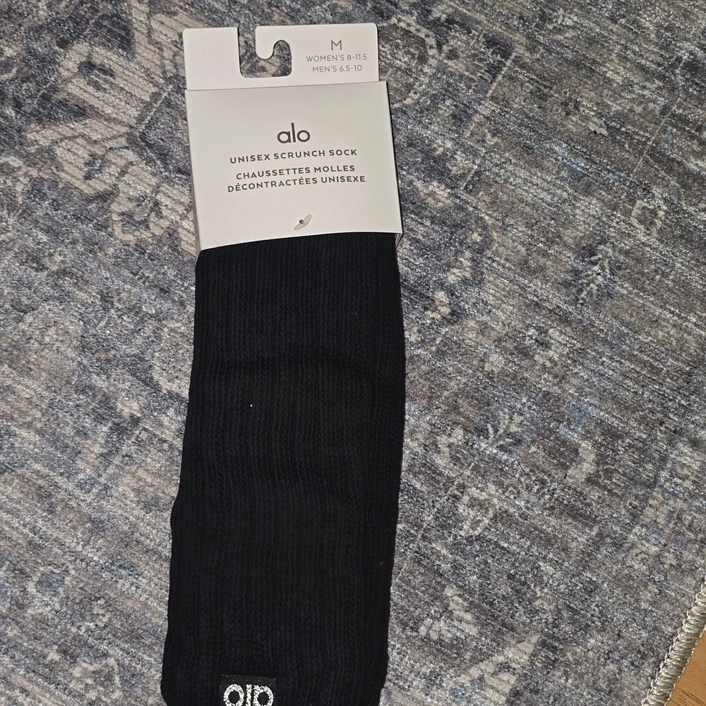 ALO Yoga Scrunch Sock Unisex - Black - Medium - Two Pairs - Picture 5 of 8